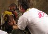 Tres veces víctimas Un voluntario de Médicos Sin Fronteras atiende a un niño MSF. Víctimas