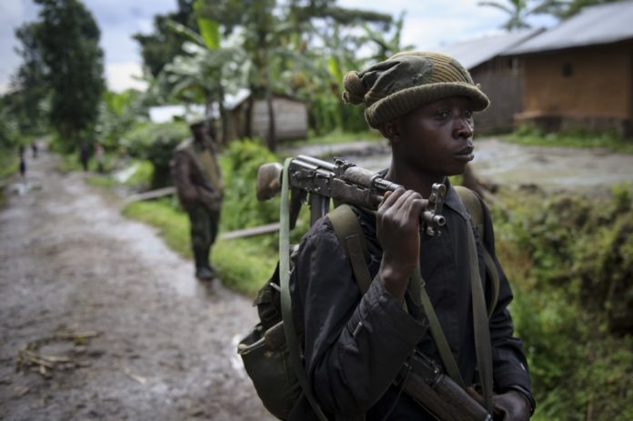Un soldado de la República Democrática del Congo cerca de la frontera con Ruanda. / AFP