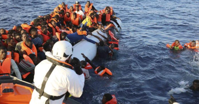 El drama de los refugiados que buscan llegar a Europa Foto: Francesco Malavolta / MOAS vía AP