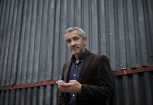 ENTREVISTA | «Viajar, enseñar y escribir me hacen feliz» Víctor de Currea-Lugo presenta su libro, que describe como una mezcla de experiencias sobre otras guerras, para poder mirar mejor la nuestra. Viajar, enseñar y escribir / Andrés Torres