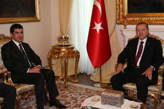 El primer ministro de Turquía, Recep Tayyip Erdogan (der.), se reúne con el primer ministro del Kurdistán, Nechirvan Barzani.