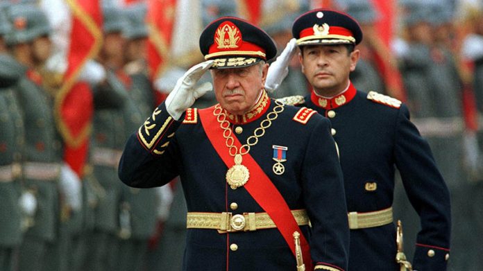 Augusto Pinochet saluda a sus tropas antes de retirarse de la dirección del Ejército, en 1998. / Reuters