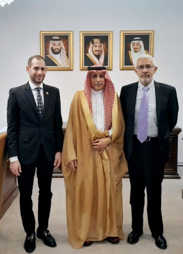 Con autoridades saudíes, 2025